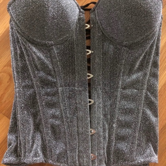 Daisy Corset. Like NEW Excellent boning!! Size Medium in silver. - Picture 2 of 4